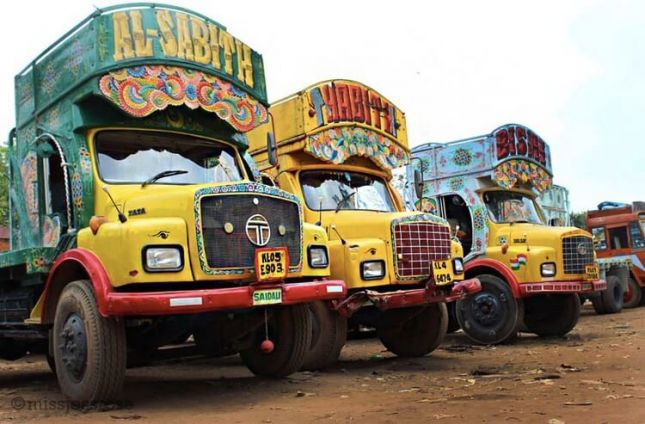 les-apprentis-lettreurs-camions-peints-inde-01.jpg